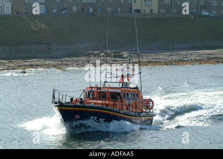 Scialuppa di salvataggio Seahouses grazia lasciando il Darling Harbour su esercizio Northumberland England Regno Unito Foto Stock