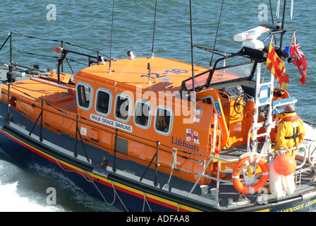 Scialuppa di salvataggio Seahouses grazia lasciando il Darling Harbour su esercizio Northumberland England Regno Unito Regno Unito Foto Stock