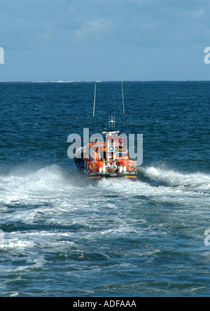 Scialuppa di salvataggio Seahouses grazia lasciando il Darling Harbour su esercizio Northumberland England Regno Unito Regno Unito Foto Stock