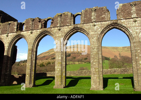 Llanthony Priory con la cresta Hatterrall visto attraverso gli archi Vale of Ewyas Monmouthshire South Wales UK Foto Stock