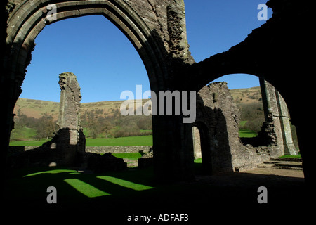 Llanthony Priory con la cresta Hatterrall visto attraverso gli archi Monmouthshire South Wales UK Vale of Ewyas Foto Stock