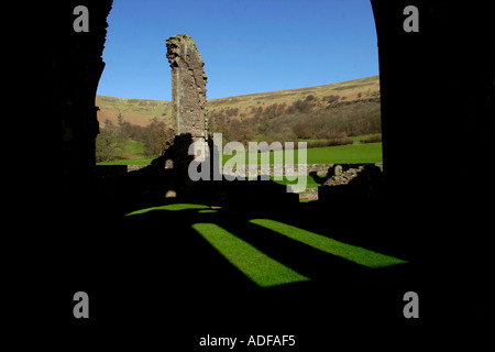 Llanthony Priory con la cresta Hatterrall visto attraverso gli archi Vale of Ewyas Monmouthshire South Wales UK Foto Stock