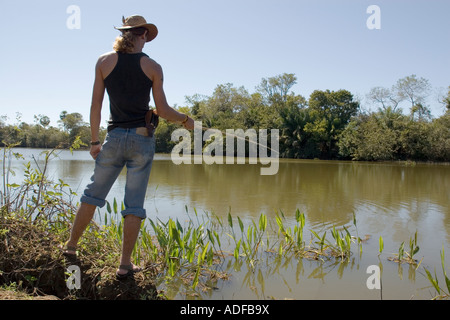 L'uomo la pesca di Piranha del Pantanal, Brasile Foto Stock