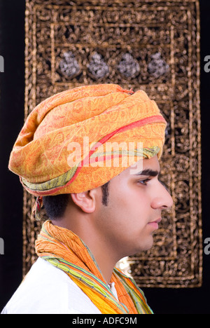 Giovani Musulmani che indossa una sciarpa di testa guardando lontano Foto Stock
