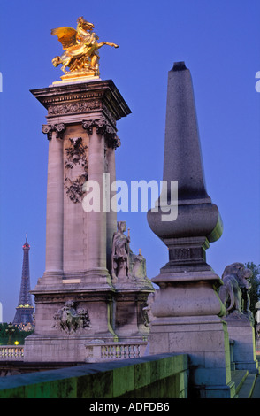 Francia Paris Pont Alexandre III e la Torre Eiffel Foto Stock