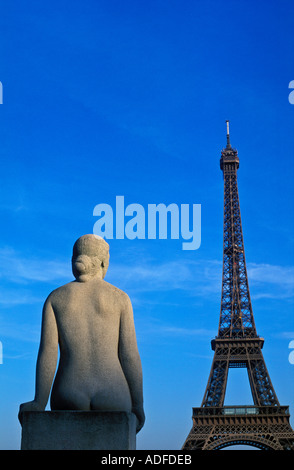 Francia Paris statua di donna al Trocadero di fronte alla Torre Eiffel Foto Stock