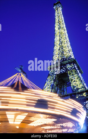 Francia Parigi Torre Eiffel illuminata e la giostra Foto Stock