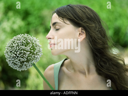 Donna e allium fiore Foto Stock