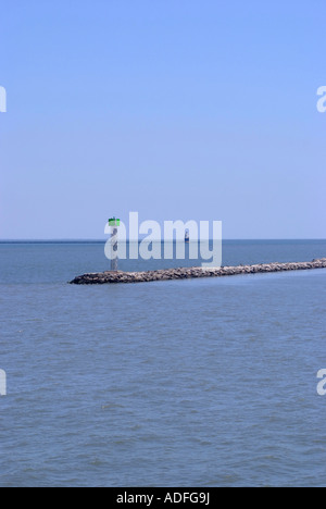 Man-Made frangionde con marcatore radiofaro in ingresso al porto di Lewes con porto di rifugio di faro in background Delaware USA Foto Stock