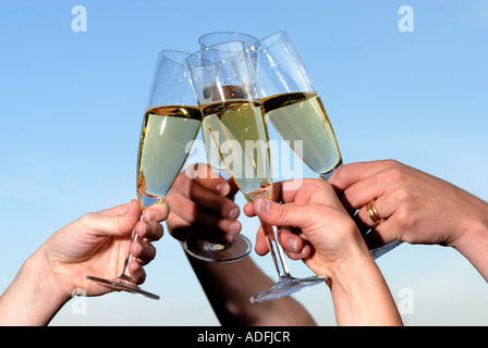 Bicchieri di Champagne tenuto in festa Foto Stock