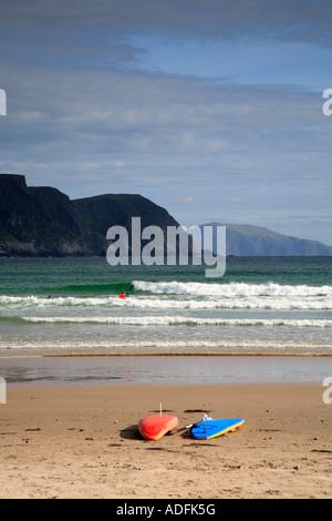 Surfisti sulla spiaggia di chiglia sotto le scogliere Minaun, Achill Island, nella contea di Mayo, Irlanda. Foto Stock