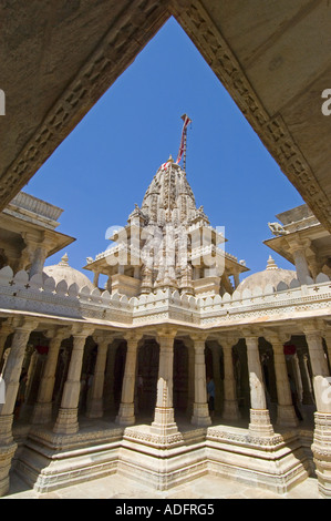 Vista esterna del intricate sculture di pilastri e una delle guglie a Adinatha tempio Jain contro un cielo blu chiaro. Foto Stock