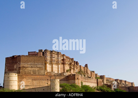 Un ampio angolo di visione del Forte Mehrangarh prese da vicino alla base delle mura di fortificazione. Foto Stock