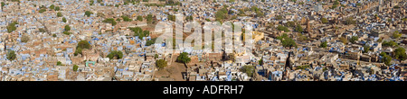 A 4 foto stitch vista panoramica della 'Città blu' di Jodhpur dal Forte Mehrangarh bastioni. Foto Stock