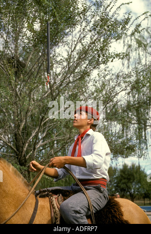 1 Uno Gaucho maschio adulto uomo a cavallo estancia San Antonio de Areco Provincia di Buenos Aires Argentina America del Sud Foto Stock