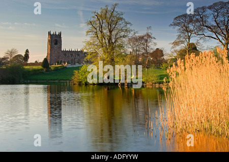 St Michaels Chiesa e grande semplice all'inizio dell'autunno, Marbury, South Cheshire, Inghilterra, Regno Unito Foto Stock