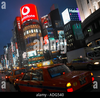 Il quartiere dello shopping di Ginza di Tokyo di notte Foto Stock