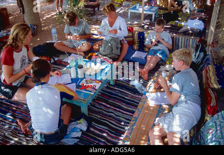 L apprendimento dei bambini l scuba diving teoria PADI Junior Open Water corso in un caffè beduino Dahab Sinai Mar Rosso in Egitto Foto Stock