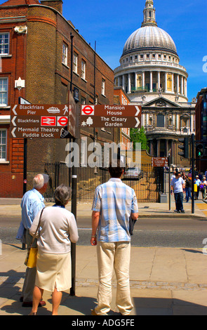 Gruppo di turisti vicino alla Cattedrale di St Paul London REGNO UNITO Foto Stock