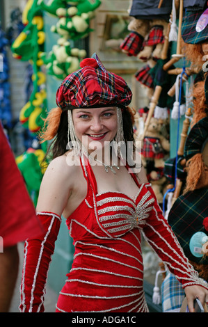 Performer at the Edinburgh Fringe Festival cercando su un tartan beret Foto Stock