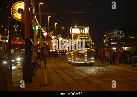 Blackpool tram conformata come una nave luminarie di Blackpool Lancashire Foto Stock