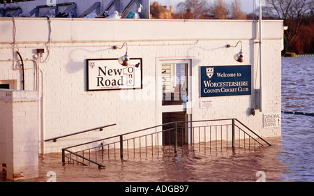 Inondazioni nuova strada CRICKET GROUND WORCESTER England Regno Unito Foto Stock