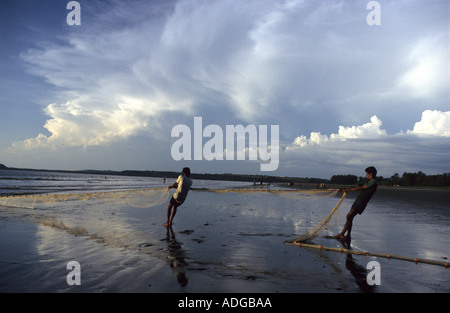 I pescatori a Goa ,India meridionale, tirando in reti da pesca per la mattina di cattura del pesce Foto Stock