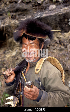 Tubo di tutolo di fumare uomo della collina Miri tribù in Arunachal Pradesh NE India Foto Stock