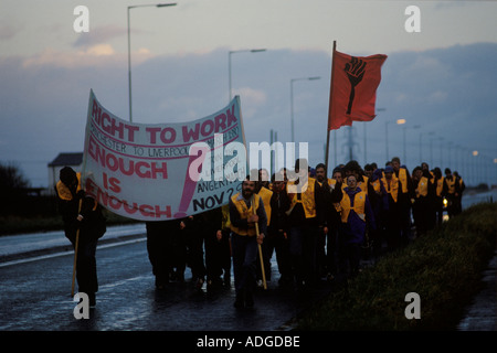 La marcia popolare per il diritto al lavoro marzo, Manchester a Liverpool. 29 Marzo 1981. Stanno camminando attraverso la notte 1980 Regno Unito. HOMER SYKES Foto Stock