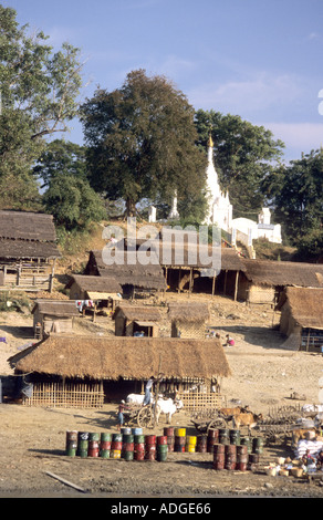 Porto di chiamata per il battello lungo il fiume Irrawaddy,merci impilati sulla sponda del fiume pronta per essere caricata Foto Stock