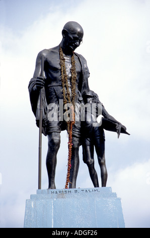 Statua del Mahatma Gandhi con un giovane bambino nella città vecchia ,GOA , India Foto Stock