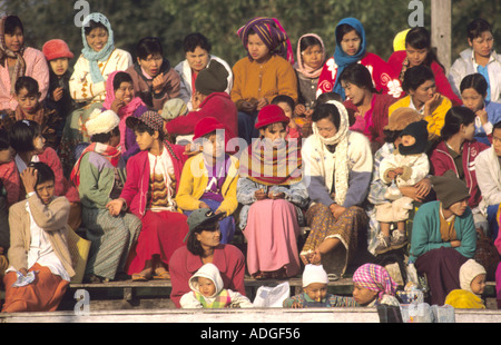 Gli spettatori in occasione di una festa dello sport in Birmania, Myanmar Foto Stock