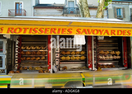 Francia Savoie Aix les bains mercato mobile tipico rotisserie pollo cucina Foto Stock