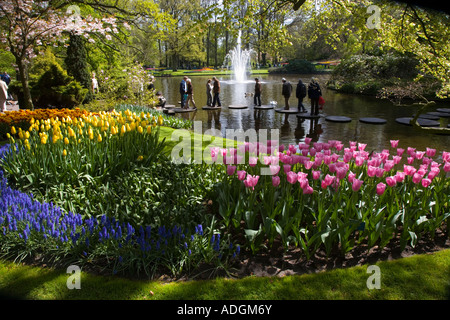 I visitatori sono a piedi su pietre nel lago a giardini Keukenhof in Lisse, Holland;Paesi Bassi Foto Stock