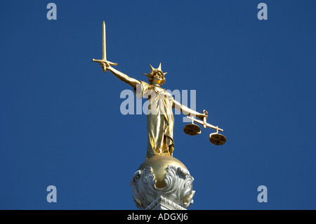 Statua di giustizia sulla sommità della Old Bailey Londra Inghilterra Regno Unito Europa Foto Stock