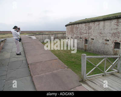 Tourist sulla parete esterna a Fort Macon Foto Stock