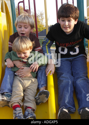 Ragazzi giocare sulla diapositiva Foto Stock