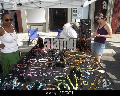 La gente lo shopping al mercato all'aperto Foto Stock