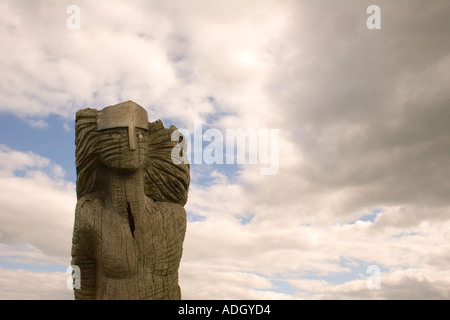 In legno intagliato figura, totem, pali, montanti o colonne, simboli o polo figuresTotem statua a Crovie, Banff Harbour Aberdeenshire, Scotland, Regno Unito Foto Stock