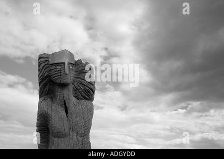 In legno intagliato figura, totem, pali, montanti o colonne, simboli o polo figuresTotem statua a Crovie, Banff Harbour Aberdeenshire, Scotland, Regno Unito Foto Stock