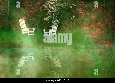 Due Bianche sedie Adirondack e fioritura sanguinello riflessa nel lago con nebbia rising, STATI UNITI D'AMERICA Foto Stock