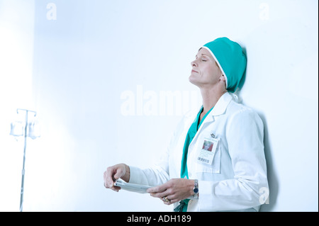 Stanco di un lavoratore del settore sanitario Foto Stock