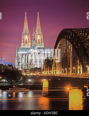 Germania Colonia Koeln dom kathedral ponte sul Reno per ferrovia verticale al tramonto Foto Stock