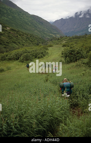 Gli escursionisti su Crow Creek Trail passa SC Alaska estate Foto Stock