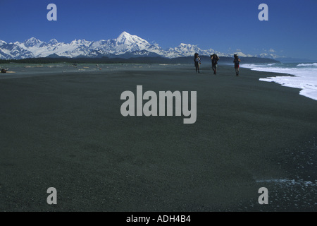 Backpackers lungo la spiaggia di Baia asciutta Glacier Bay NP SE AK SCENIC Foto Stock