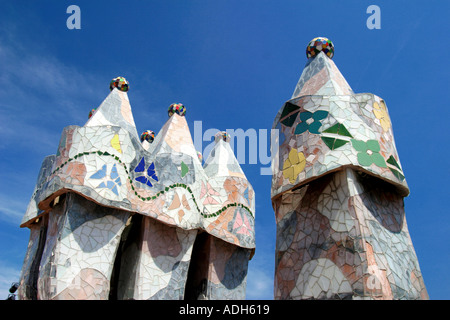 Barcellona Casa Batllo di Antoni Gaudi camini sul tetto terasse Foto Stock