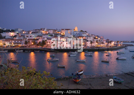 Ferragudo villaggio di pescatori, Portogallo, Algarve, al crepuscolo Foto Stock