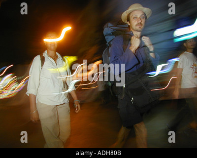 Bacpackers su Khao San Road di Bangkok, Tailandia. Foto Stock