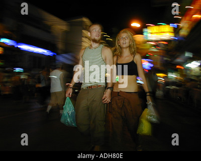 Bacpackers su Khao San Road di Bangkok, Tailandia. Foto Stock