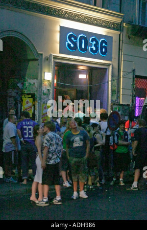 Berlino Kreuzberg Club così 36 persone queeing davanti Foto Stock